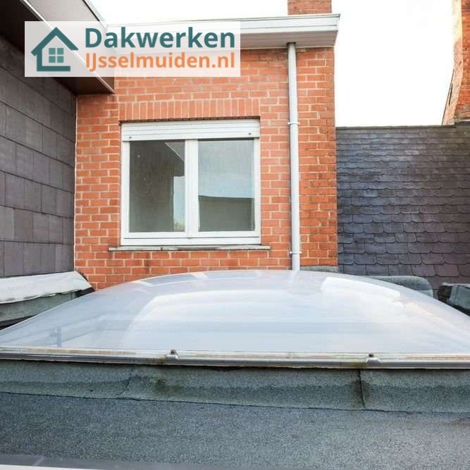 Inspectie van een plat dak met lichtkoepel Inspectie van een plat dak in ijsselmuiden met lichtkoepel